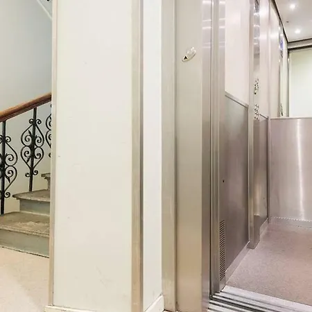 Central Newly Redecorated 1br, Free Bikes Apartment *